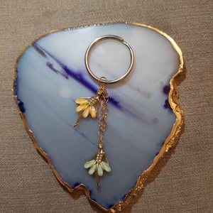 Nyckelring  - Nyckelring mex två ballerinor i gult och grönt.