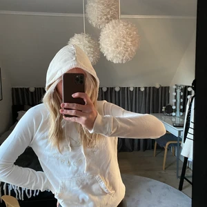 Hollister hoodie - Hoodie från hollister med lite guldaktig text, sparsamt använd