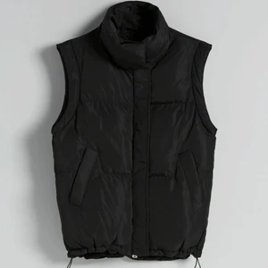 Väst strl S - Säljer nu denna nya väst från Bershka, aldrig använd endast provad (prislappen kvar). Säljer pågrund utav att den va för stor för mig. Nypris: 400 kr. Västen är stor i storleken så skulle kunna passa en s/m. Frågor eller fler bilder?💗