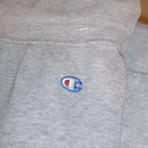 Champion mjukisbyxor från 2018 - Snygga ljusgrå mjukisbyxor från Champion. De är mycket använda men fortfarande i bra skick. Jag har inte använt dem på två år. 