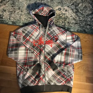 Billabong hoodie - Skitfet billabong zipup hoodie! Ascleant mönster med värsting brodyrlogga💯 står size XXL men sitter som XL. Pris kan diskuteras vid snabb affär💪