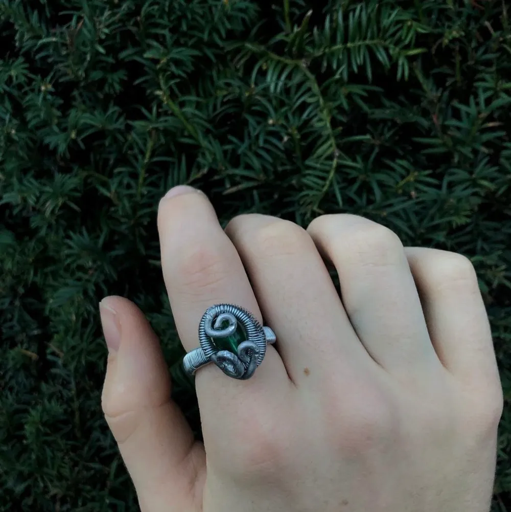 En gammaldags inspirerad ring i aluminium och pläterad ståltråd, samt glaspärla. Blir varken rosa eller grön på fingrarna dina! Valfri färg på pärla!💐. Accessoarer.