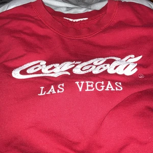 Coca cola LAS Vegas  - Den är liten sliten köpt på en Second hand I Malmö. Den är XL men om du är M eller L passar den bra om du vill ha den baggy.