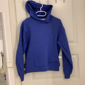 Blå hoodie nakd - Supersnygg blå luvtröja från NAKD! Har tyvärr tagit ut snörena men inget som man tänker på! Inte mycket använd så i fint skick💙💙
