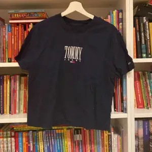 Säljer denna t-shirt i marinblått från Tommy Jeans som är använd max 4 gånger. 💗💗