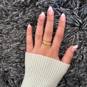 Crossiant ring  - Säljer min Crossiant ring fast i SILVER!! Då jag är en guld person. Har haft min guldiga i flera månader vardagligen och den tappar ej färg så ROSTFRI🥰❤️❤️ nypris 149kr