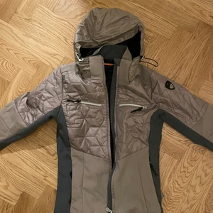 Skidjacka  - Superfin oanvänd skidjacka i softshell material. Jackan är i storlek 38 men passar även en 36. Märket är IcePeak. Nypris 1600 kr. 
