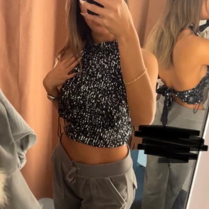 Glittrig top - Tänkte kolla intresset för denna toppen, slutsåld vad jag vet. Från Gina, helt ny med prislappar på, köpt för 330kr säljer för 200kr.☺️ ️