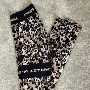 Stronger Roar Tights - Jag säljer dessa fina stronger tightsen i leopardmönster💙 Är i ett väldigt fint skick, storlek small💙 Betalning sker via swish. Köparen väljer fraktsätt 