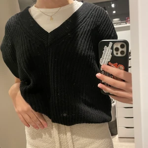 Stickad väst - Säljer denna jättefina och mjuka stickade västen från Gina tricot. I storlek M och jätte bra skick!!