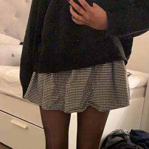 Värkligen jättefin kjol som nästan aldrig är använd! Sitter jättefint med en oversizes tröja till!❤️‍🔥