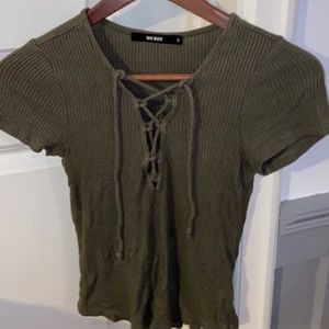 Militär grön tröja med snörning - Så snygg tröja i militärgrönt med snörning i storlek S, skönt och stretchigt material🥰