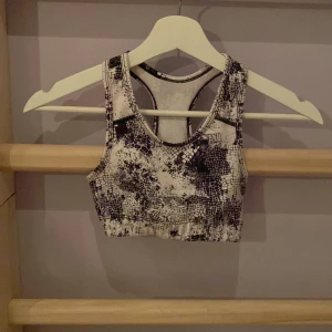 Soc  - En sport topp väldigt skön tyvärr för liten för mig.