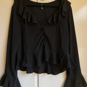 Blus strl M - Säljer denna fina blus då den inte längre kommer till användning. Storlek M men passar också S. Går att knyta där fram. Inga fläckar eller skador.