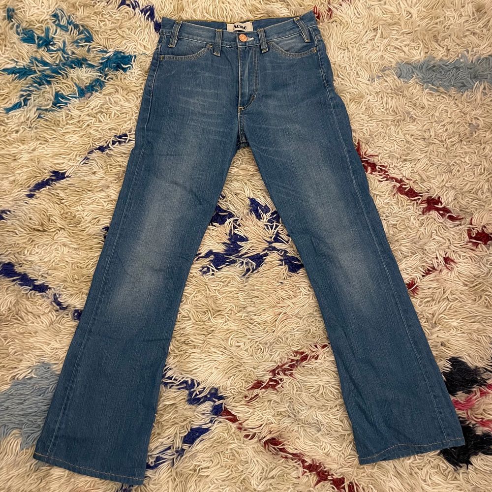 Acne jeans i jätte fin tvätt! De är lågmidjade & raka/bootcut i storlek 25 längd 32!! Fanns ett litet hål vid gylfen, men fixat💙. Jeans & Byxor.