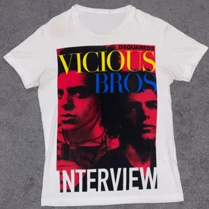 DSQUARED 2 Vicious bros t-shirt - Dsquared 2 t-shirt i bra och snyggt skick! Enda negativa är att taggen är tyvärr avklippt. Annars skick 9/10🌟 Sitter som en M