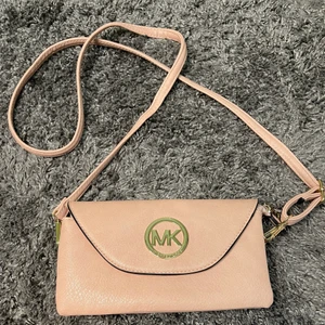 Väska  - Fin liten väska i färgen beige rosa (ej äkta) 30kr + frakt 