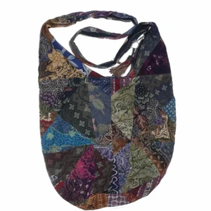 Väska - Mönstrad och färgglad tygpåse som inte längre kommer till användning