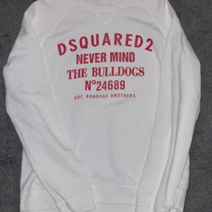 DSQUARED 2 Vintage Sweatshirt - Snygg DSquared 2 tröja i 9/10 skick. Sitter som en L-XL och är knappt använd!