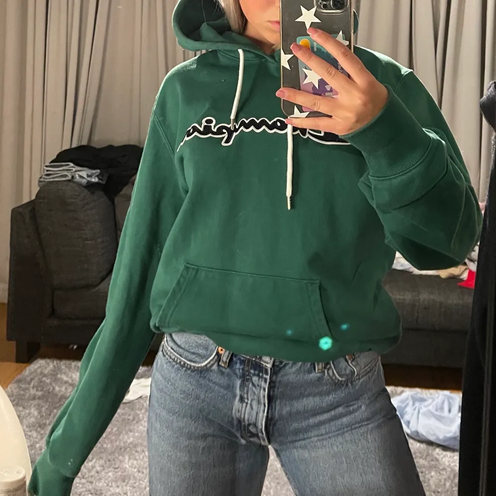 Skit snygg grön hoodie från champion! Köpt för 700 och är i topp skick💜. Hoodies.