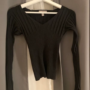Svart tröja  - Säljer nu min supersköna svarta ribbade tröjan i strl XS från Asos. I superfint skick! Den är figursydd och har långa ärmar med en slit💗