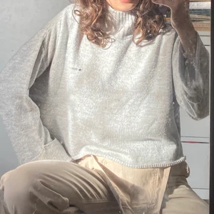 Grå stickad croppad tröja  - Mjuk ljusgrå tröja med halvpolo som ör lite smått croppad och har vida ärmar🤍 jättefin men används tyvärr inte längre 