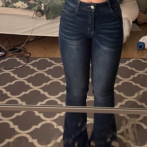 Jeans  - Ett par utsvängda jeans/Boocut jeans. ALDRIG använda pga att jag beställde fel storlek. Stretchiga i tyget, ”vanliga” jeans färgade jeans, fina och bekväma🥰 Priset kan diskuteras!