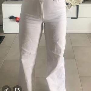 Superfina vita sköna jeans ifrån Hm! Använda fåtal gånger!