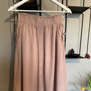 Ett plagg köpt i Grekland  - En tunn skön klänning i en rosa beige färg 