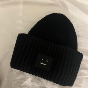 Acnemössa svart - Säljer min acnemössa, bra skick och använd fåtal gånger. Säljer pga att den inte kommer till användning✨💗