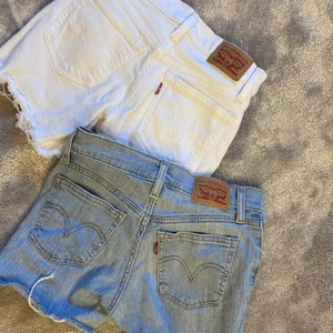 Levis - Levis shorts!! Storlek XS/S!! Lågmidjade!! Har blivit försmå!! Är normalt en 38 i shorts/byxor! Skulle säga att de passar 34,36! 200kr styck elr båda för 350! +frakt