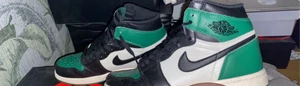 Jordan 1, Pine greens, strlk 41 - Perfekt skick änvända 3 gånger, säljer pga inte längre kan matcha dem med något ! 