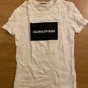 Nästan helt oanvänd äkta Calvin Klein t-shirt i storlek M. 