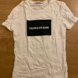 T-shirt  - Nästan helt oanvänd äkta Calvin Klein t-shirt i storlek M. 