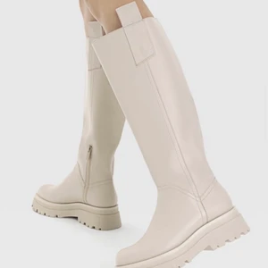 Snygga knähöga stövlar i Beige✨ - Säljer mina superfina beige stövlar pga att dom tyvärr inte kommer till användning hos mig så mycket som dom förtjänar. Ser helt oanvända ut och är mycket bekväma! Sorry för suddiga bilder - skickar gärna nya mot förfrågan. Storlek 39 men skulle säga att de passar en 38/liten 39. Kan mötas upp i Stockholm eller posta (köparen betalar frakt)😘