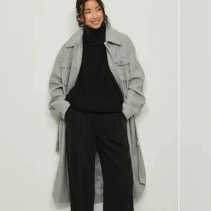 Grå kappa  - Säljer denna superfina kappa från NAKD i grå, helt oanvänd bara provad. Storlek 36 och normal i storleken och har som ni ser på bilden en rätt avslappnad passform. Frakt tillkommer 🫶🏻  Nypris 899kr 