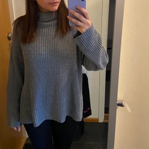 Stickad tröja - En grå stickad tröja från Lager 157. Sjukt skön! Säljes pga att jag köpt en likadan i vitt.