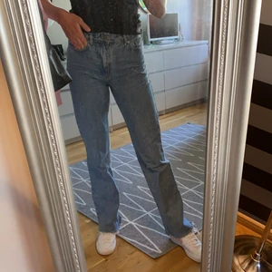 Raka blåa jeans - Ett par jeans som är sparsamt använda, inga defekter. Så här sitter de på mig som är 172 lång! Original pris: 499kr