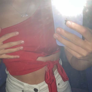 Enaxlad röd tröja - Jättefin enaxlad tröja som har ett knyte. Frakten tillkommer