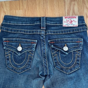 True religion jeans - SKIT snygga true religion jeans som tyvärr var små i midjan! Satt jätte bra nabbars och gick ner i marken på mig som är runt 168❤️