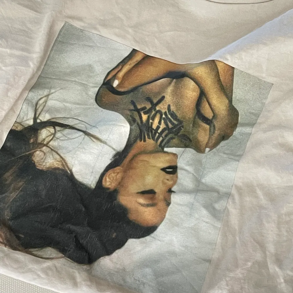 Jag säljer en Ariana Grande t-shirt använd ungefär 2-3 gånger. funkar som over size. Nypris=199kr<3 Har inte vägt den en så vet inte priset på frakten, men kollar upp det om någon är intresserad<3. T-shirts.