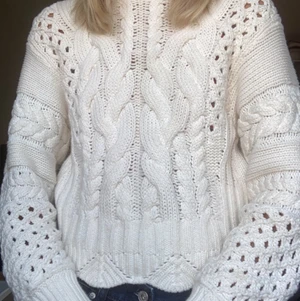 & other stories tröja - Såå fin och välgjord stickad tröja från märket ”& other stories” väldigt tjock och gosig, inte alls stickig som många andra stickade tröjor lätt kan vara!💗 Pris går absolut att diskutera vid snabb affär🥰 NYPRIS 1195