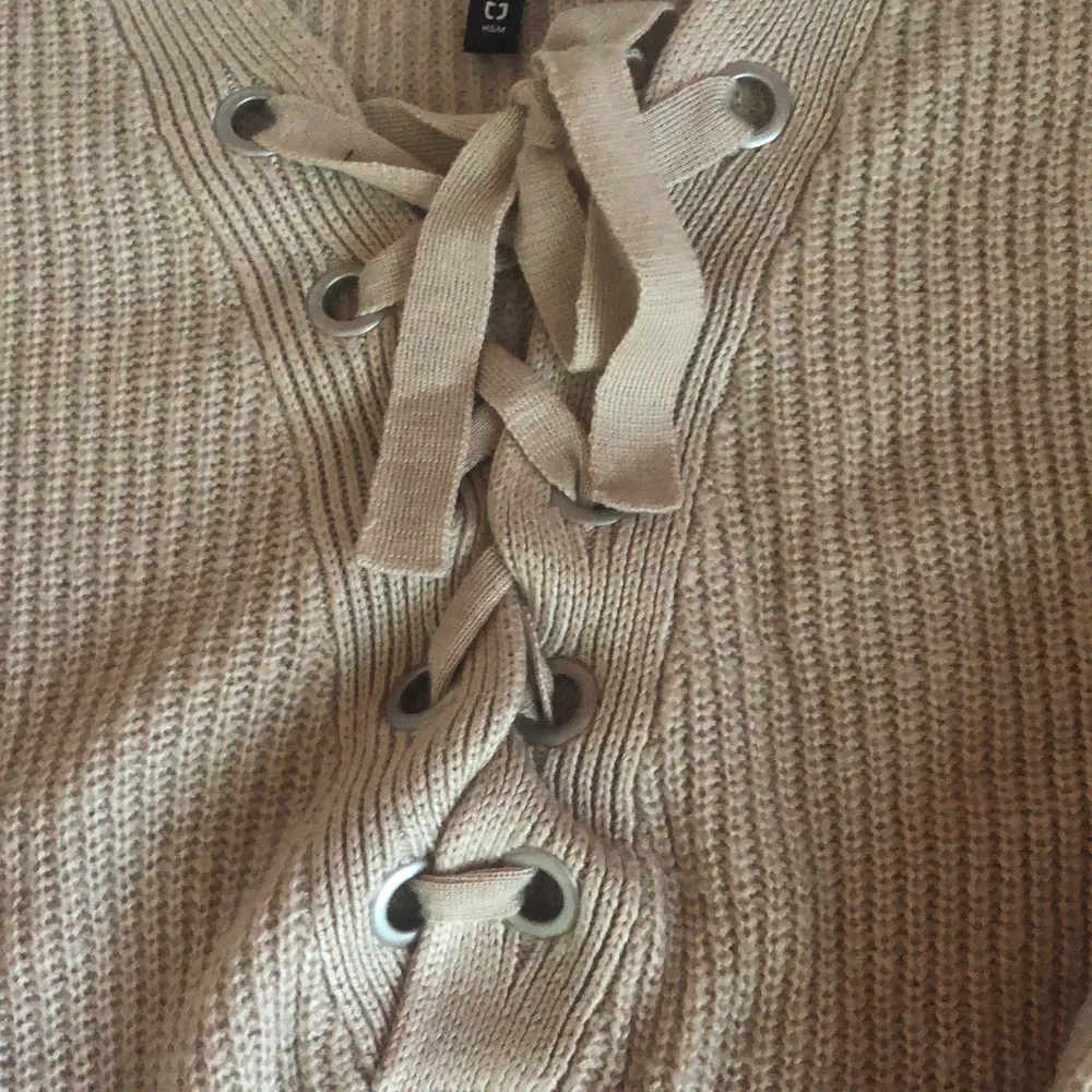 En beige stickad tröja med knytning vid bysten🌸 säljer då den inte används längre, kom gärna med förslag på priser! . Stickat.