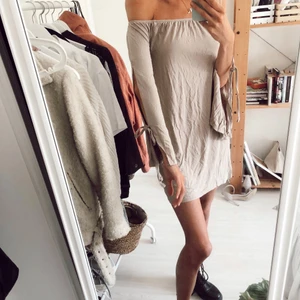 Offshoulder klänning med öppna ärmar - Från missguided stlr 34🤎