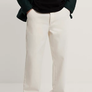 Zara jeans - Hej! Helt oanvända straight fit jeans för herr från zara. Byxorna har prislapp kvar och är helt oanvända för att returdatumet gick ut. Byxorna är helt slutsålda överallt och hoppas därför att någon intresserad skulle vilja köpa de av mig istället:) De är i storlek 44 och skulle enligt mig passa någon med strl 34 i andra jeans t.ex Levis. 