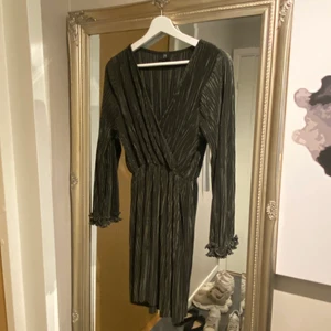 Elegant klänning från River Island! - Jättesnygg klänning från River Island!   Strl 14, men den är från deras Petite kollektion så skulle säga att den är S-M.  Hämtas hos mig eller skickas för 66 kr 