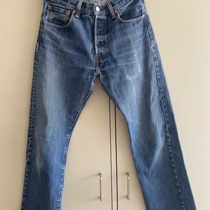 Levis jeans - Jättefina Levi’s jeans!! Helt raka i benen och sitter lite längre ner på höfterna! Väldigt fint skick!