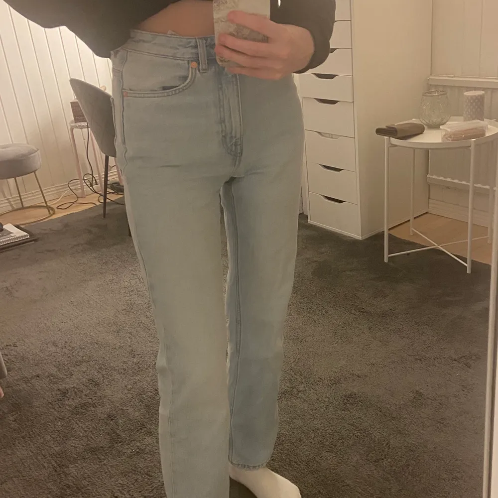 Raka ljusa jeans från weekday i modellen Voyage. Säljer dessa jeans i storlek 27/30. Köpte dem för 500 och dem är väldigt oanvända, skriv privat för mer frågor och info. Köparen står för frakt💕💕. Jeans & Byxor.