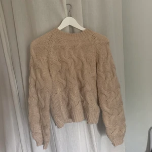 Stickad  - Jättefin stickad tröja från nakd, sticks inte alls!! Passar mig som brukar ha xs i tröjor🤎