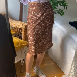 söt prickig kjol - superfin kjol från polly! midjemått 70cm!